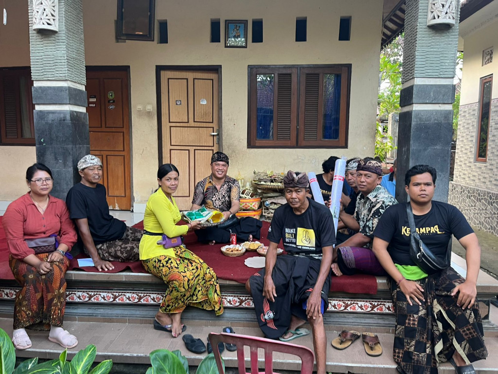 Perbekel Abiansemal Dauh Yeh Cani Salurkan Bantuan Penunjang Penguburan kepada Warga Banjar Kedampal